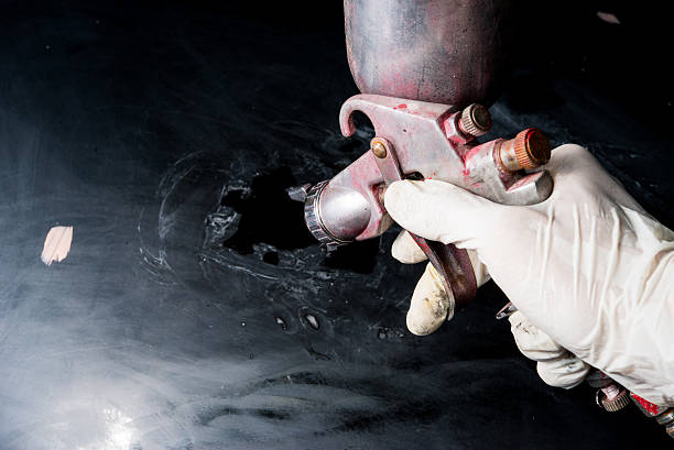 Painter works with airbrush gun